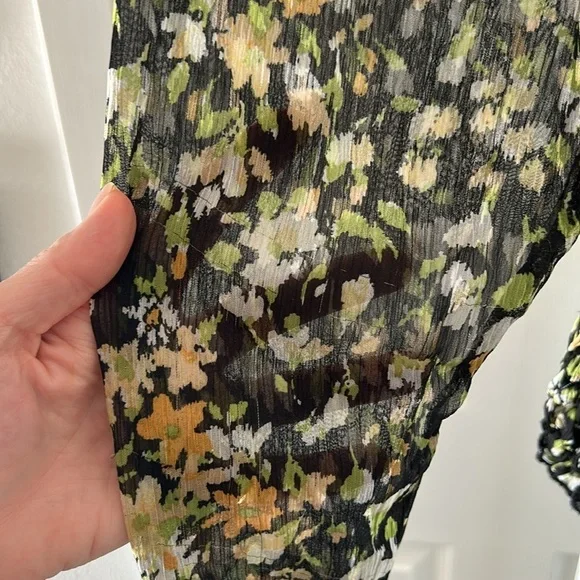 Louna long sleeve off the shoulder smocked floral top - Picture 3 of 5